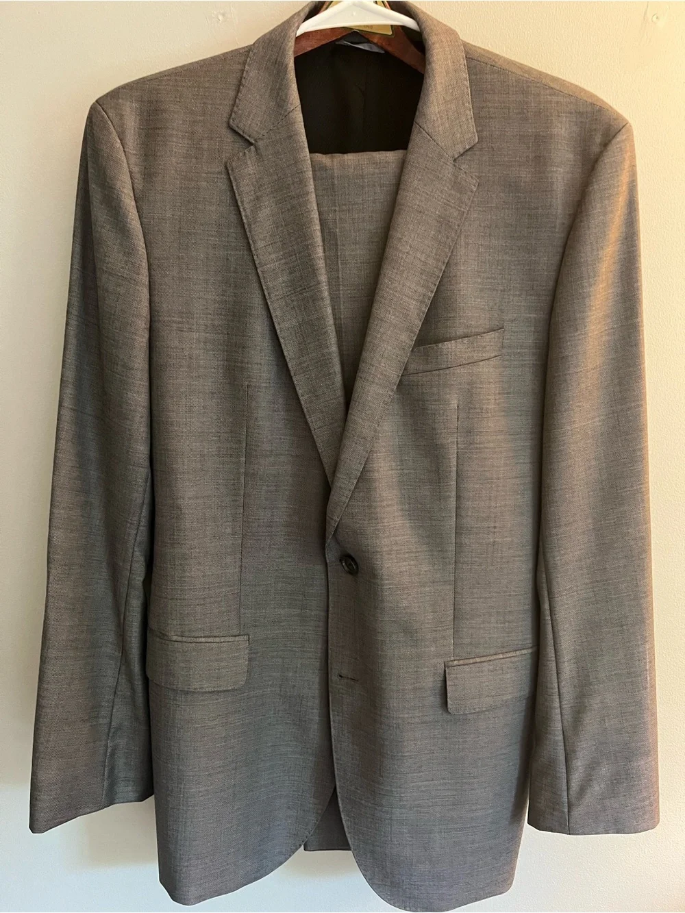 Hugo Boss 42L Suit. Jacket and Pants included. Good condition